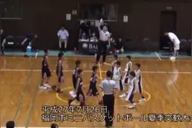 日本小学篮球比赛：贯穿全场超远投绝杀，最后一球能吹一辈子视频封面