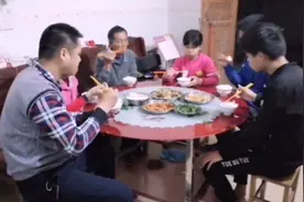 想看我家老式灶台吗！斌哥还会炒菜，家人们吃得津津有味！视频封面
