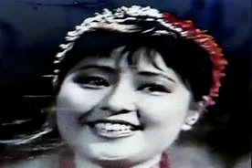 《祖国啊、我们永远热爱你》殷秀梅真情唱出了全国人民的心声！视频封面