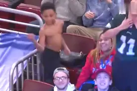 NBA观众席上两小孩的隔空斗舞，让比赛都瞬间乏味！视频封面
