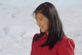 美女失恋了在雪地里穿上裙子跳舞，惊艳极了视频封面