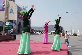 一脚踏两国，哈萨克斯坦的小姐姐舞姿曼妙视频封面