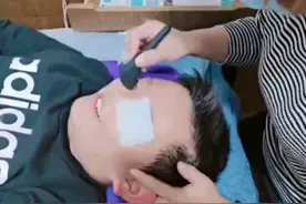 知道这个小朋友为何只戴眼睛框吗？请看视频对话。视频封面