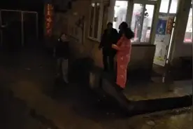 湖北孝感：女子寒夜被困阳台 消防攀楼救其脱困图片