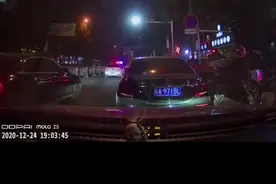 车辆违停占据车道，记3分，罚款200元！图片