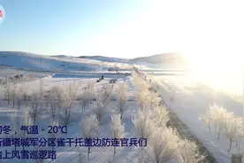 出发！边防官兵骑摩托雪橇巡逻图片