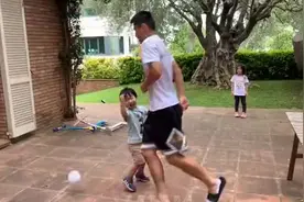 武磊在家与儿子一起踢球，这样的父亲，过于无情！视频封面