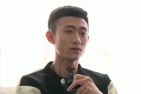 张一山光头引全网P图逗趣十足 机场获保镖护驾吐舌耍帅视频封面