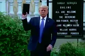 特朗普到教堂前举圣经拍照并称美国伟大 cnn记者怒批：作秀！视频封面