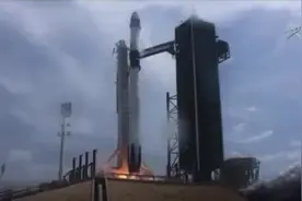 SpaceX载人太空舱以“海面溅落”形式返回地球图片