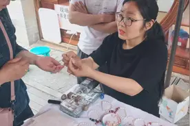 咸阳民俗村里现场开蚌取珍珠 每个五十元做项链视频封面
