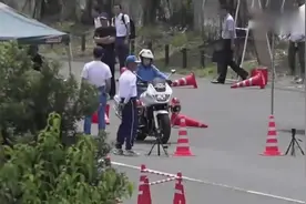 机车摩托：日本美女交警驾驶大排量考试，摩托车技术精湛啊！视频封面