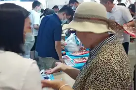 80岁老奶奶赶潮流抢福袋，为老伴过生日图片