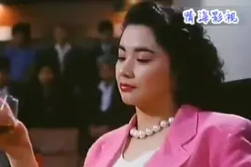 男子出老千变出4张A，女老板却变出5张A，想耍诈还得问问这把枪。视频封面