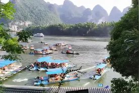 漓江上的船只好忙碌 游客排长队等着坐排筏 疫情过后也会有这情景视频封面
