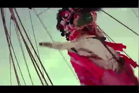 狮尾上不去，黄飞鸿自己带着狮头去把青采了