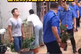 河北保定城管与商户发生冲突，直接用花盆砸头！官方：已停职视频封面