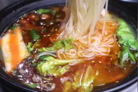 两千元学的商业版砂锅鸡丁麻辣米线做法，配方配料全程无保留。视频封面