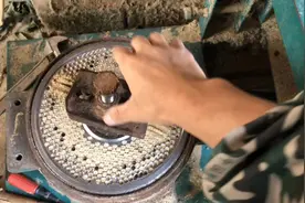 饲料颗粒机换修不求人，自己动手，10分钟搞定，操作其实很简单！视频封面