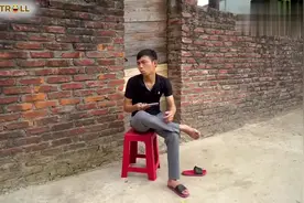 用胶带把别人的脸和拖鞋绑在一起，这小伙太坏了视频封面
