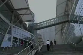 俩帅哥去接女友，一个拿玫瑰开宝马一个拿菜花骑单车，谁女友最美视频封面