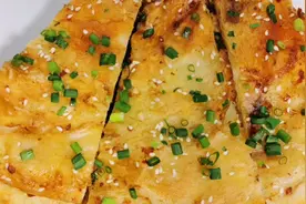 美食导师现场教酱香饼制作全过程，酥脆香甜，操作简单，一看就会