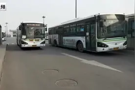 唐山8条公交线路恢复运营！首日乘客不多，秩序井然视频封面
