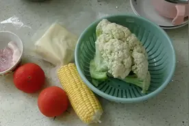 小佩花了一个小时做了两菜一汤，家常的食材普通的做法，营养美味视频封面