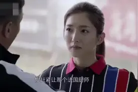男子正在生气，不料美女上前捏了捏他的脸，真是太可爱了视频封面