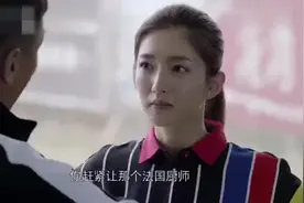 男子正在生气，不料美女上前捏了捏他的脸，真是太可爱了视频封面