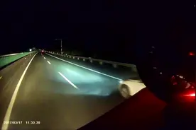 高速斗气！湖南一货车违规变道险致宝马追尾，宝马逼停货车后理论视频封面