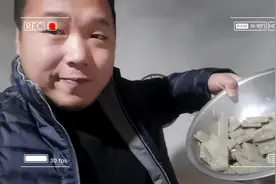 农村小伙炒了一道白菜炒焖子，外甥女的一句啥话？让他高兴坏了视频封面