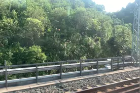 九景衢铁路，为了你坐了趟绿皮车。这是快到婺源了。一路风景优美视频封面