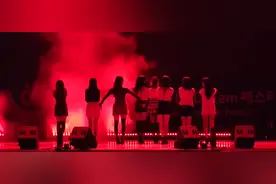 清纯女团Lovelyz现场热舞引尖叫，穿长靴秀美腿身材很棒！视频封面
