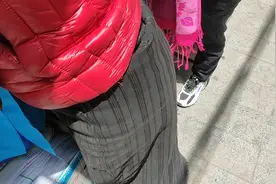 头顶鸽子蛋大小绿松石的藏族大姐视频封面