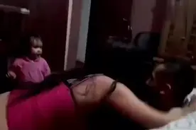 妈妈当着小宝宝面亲爸爸，接下来小家伙的反应，爸爸乐了视频封面