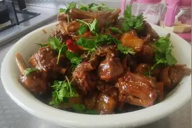 大厨做出来的土豆啤酒鸭喷香好吃，原来是有诀窍的，先收藏了视频封面