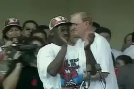 神就是神！乔丹这一记扣篮简直非人类，网友：我是跪着看完的！视频封面
