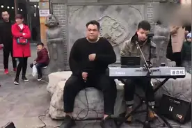 济南街头，胖瘦俩小哥弹唱张杰《我们都一样》，太好听了！视频封面