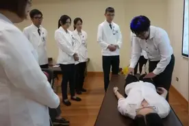 如何判断骨盆不正？从下往上判断骨盆是否侧旋