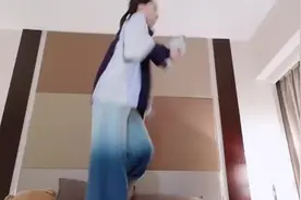 冯提莫在床上乱蹦跳舞，这个床也太结实了，任由她这么跳不会塌吗视频封面