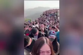 五一小长假第一天 全国各大景区游客爆满视频封面