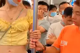帅哥偷偷占美女的便宜，下一秒美女这一个举动，可把全车人笑坏了图片