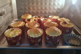 小月给你最实际易操作的纸杯蛋糕的做法，3个鸡蛋做出13杯！视频封面