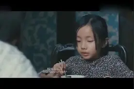 影视：女儿吃饭时一直用脚踢妈妈，妈妈低头一看，被吓得大叫起来视频封面