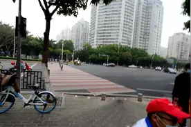 汕头84岁老人骑单车过斑马线摔倒起不来 腿痛 手破皮流血视频封面