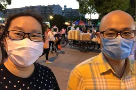 开放摆摊后看看上海郊区的夜市，什么摊位吸引人能赚钱？视频封面