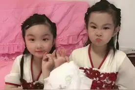 双胞胎姐姐腿受伤穿尿不湿上学，妹妹找妈妈理论为啥她不能穿视频封面
