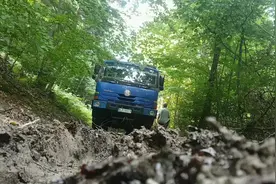 8X8的卡车走泥路，轮胎都不断打滑视频封面