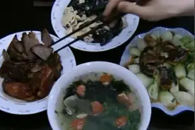 青春冲动：母亲给女儿夹菜，不料她却不领情，夜里母亲伤心哭醒视频封面